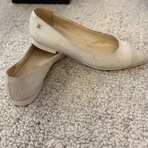 CHANEL Pointed-Toe Ballet Flats in Ivory Leather Size 37